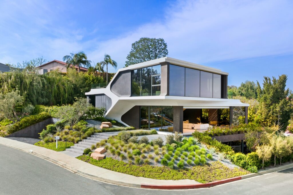 Exterior shot of a modern house in Los Angeles